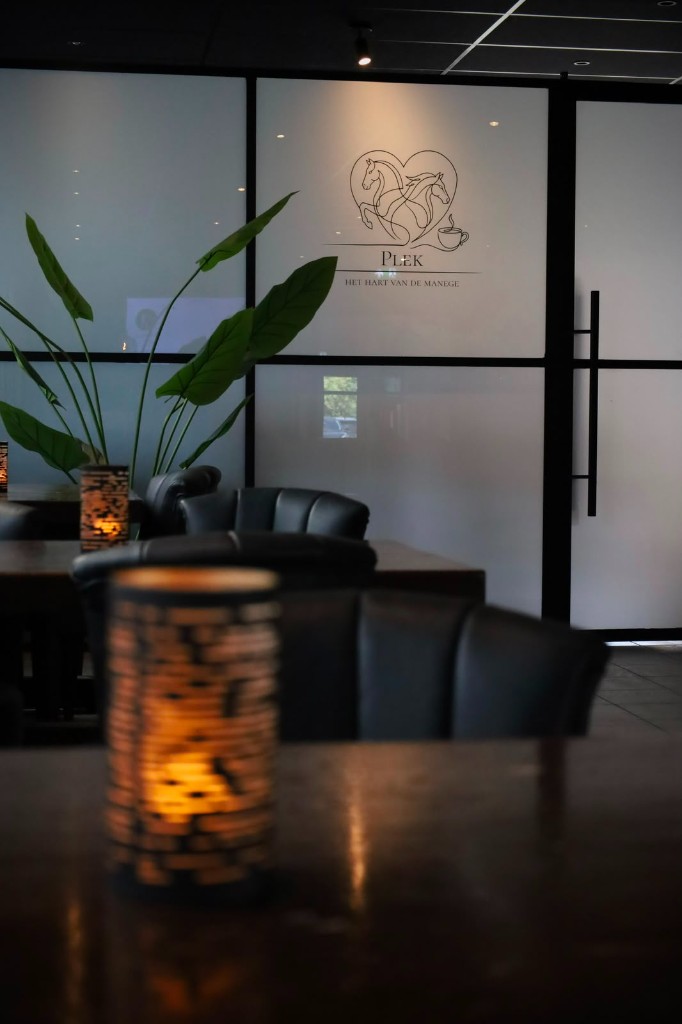 Plek-logo op glas in de lounge