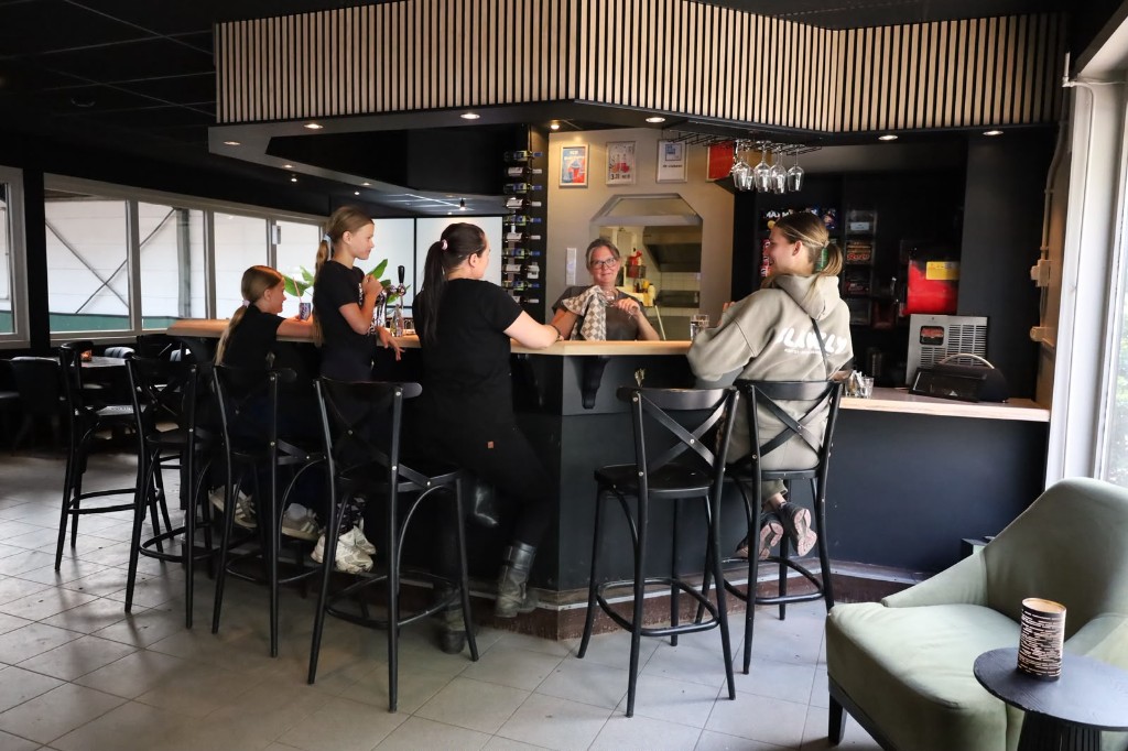 Gasten aan de bar van Plek