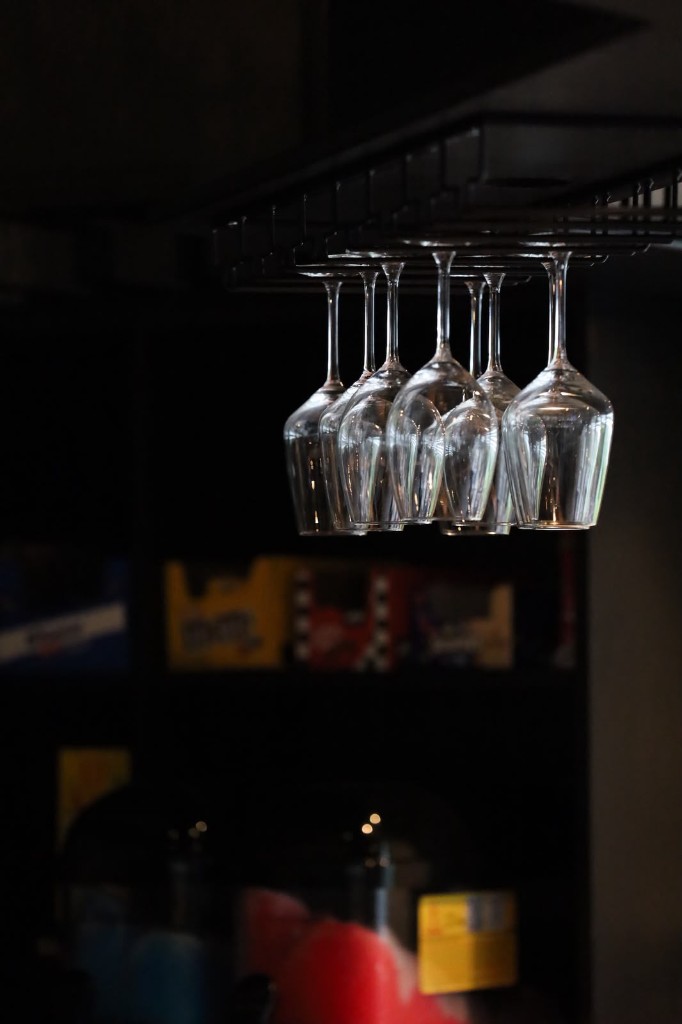 Wijnglazen boven de bar